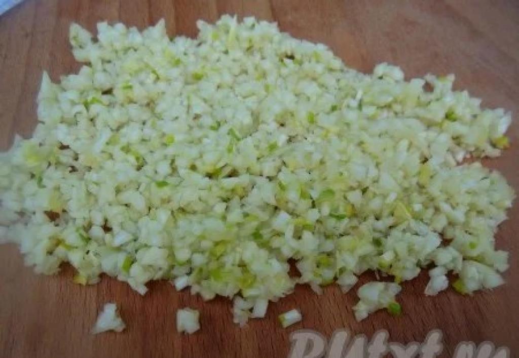 Flavored garlic salt for cooking: make it yourself